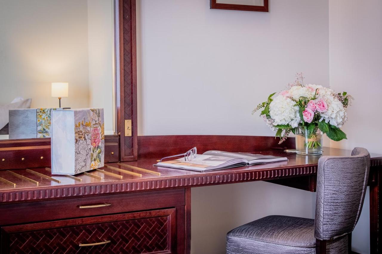 Hotel Pont Royal Párizs Kültér fotó A dressing table