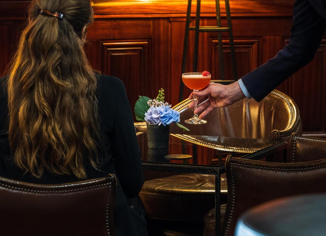 Hotel Pont Royal Párizs Kültér fotó A bartender serving a cocktail