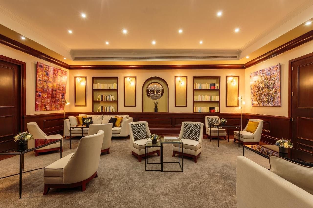 Hotel Pont Royal Párizs Kültér fotó The Club Lounge at the airport