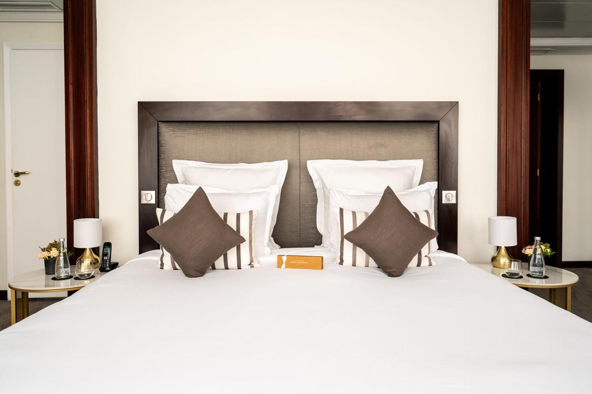 Hotel Pont Royal Párizs Kültér fotó A bedroom at the hotel