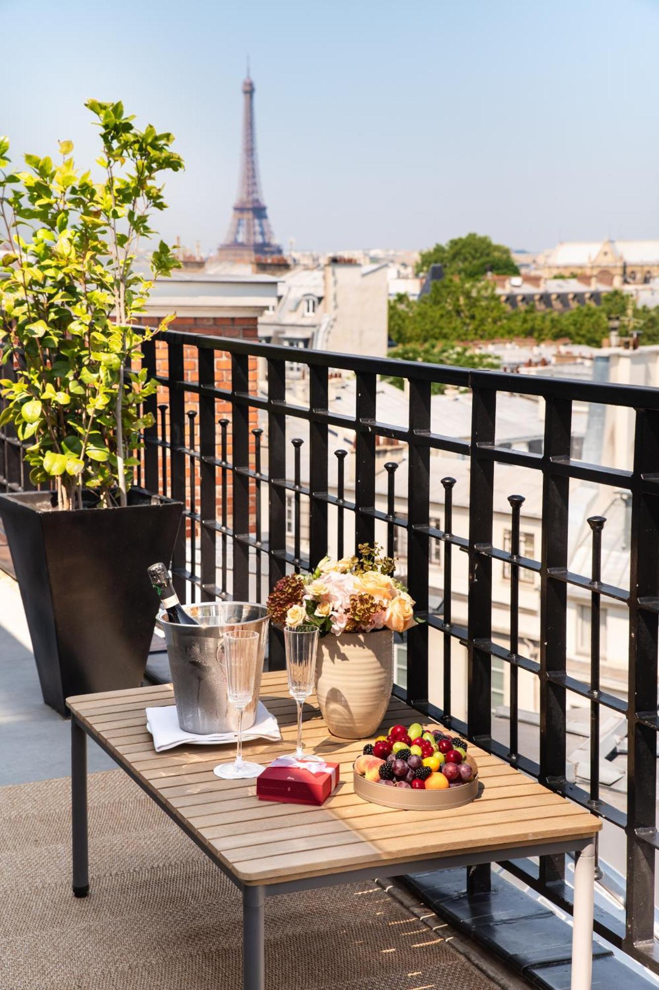 Hotel Pont Royal Párizs Kültér fotó A balcony