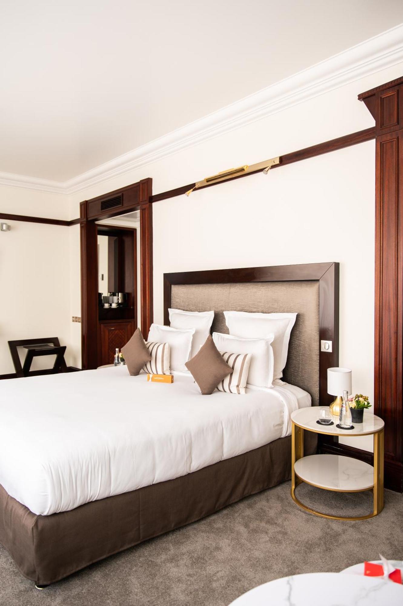 Hotel Pont Royal Párizs Kültér fotó A bedroom at the hotel